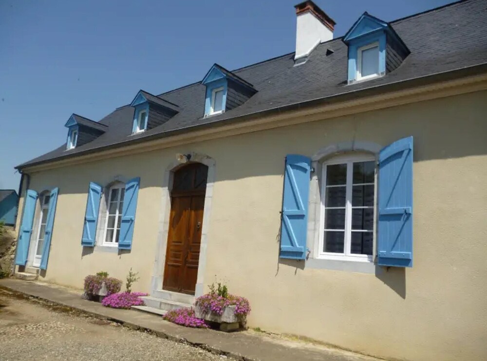 House With 5 Bedrooms in Bernac dessus With Enclosed Garden and Wifi 38 km From the Slopes — 4-Star Luxury Hotel in Rochefort, France
