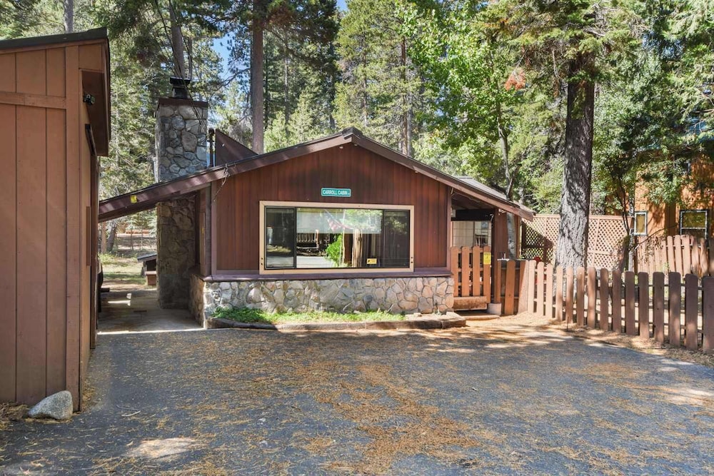 Elm Street Getaway Sleeps 8 — hotel in Tahoma