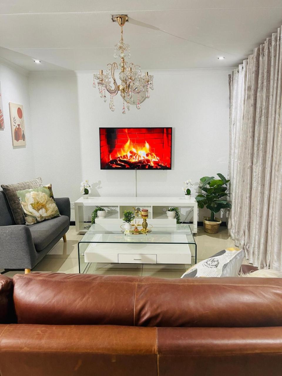Beautiful Customized Hide Out - carbon neutral hotel in Centurion