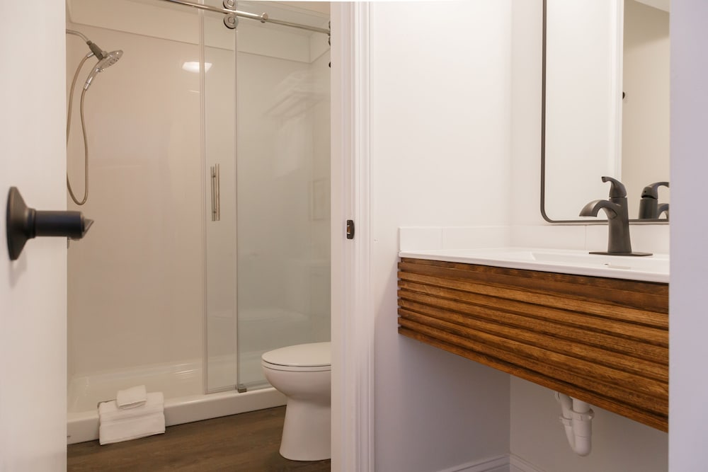 Flagship Inn & Suites - photo 22