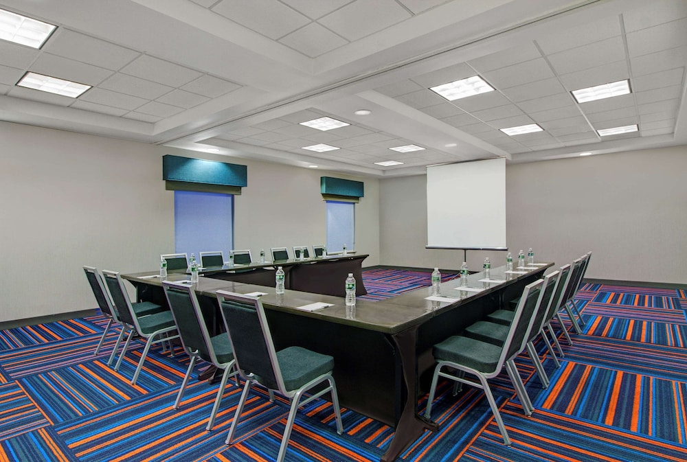 Hampton Inn & Suites Syracuse Dewitt - photo 43