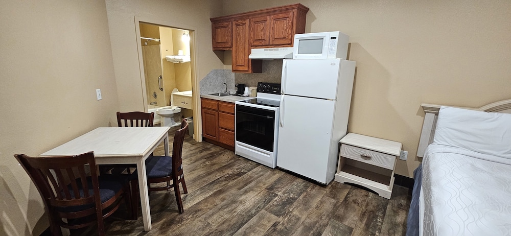 Weston Inn & Suites - photo 24