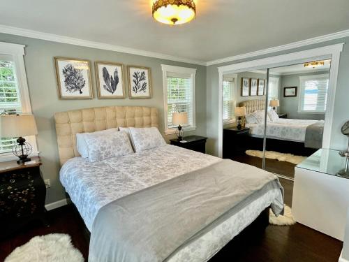 Puget Sound Chic Romantic Cottage with Private Beach Access & Gated Entry — 4-Star Luxury Hotel in Port Ludlow, United States