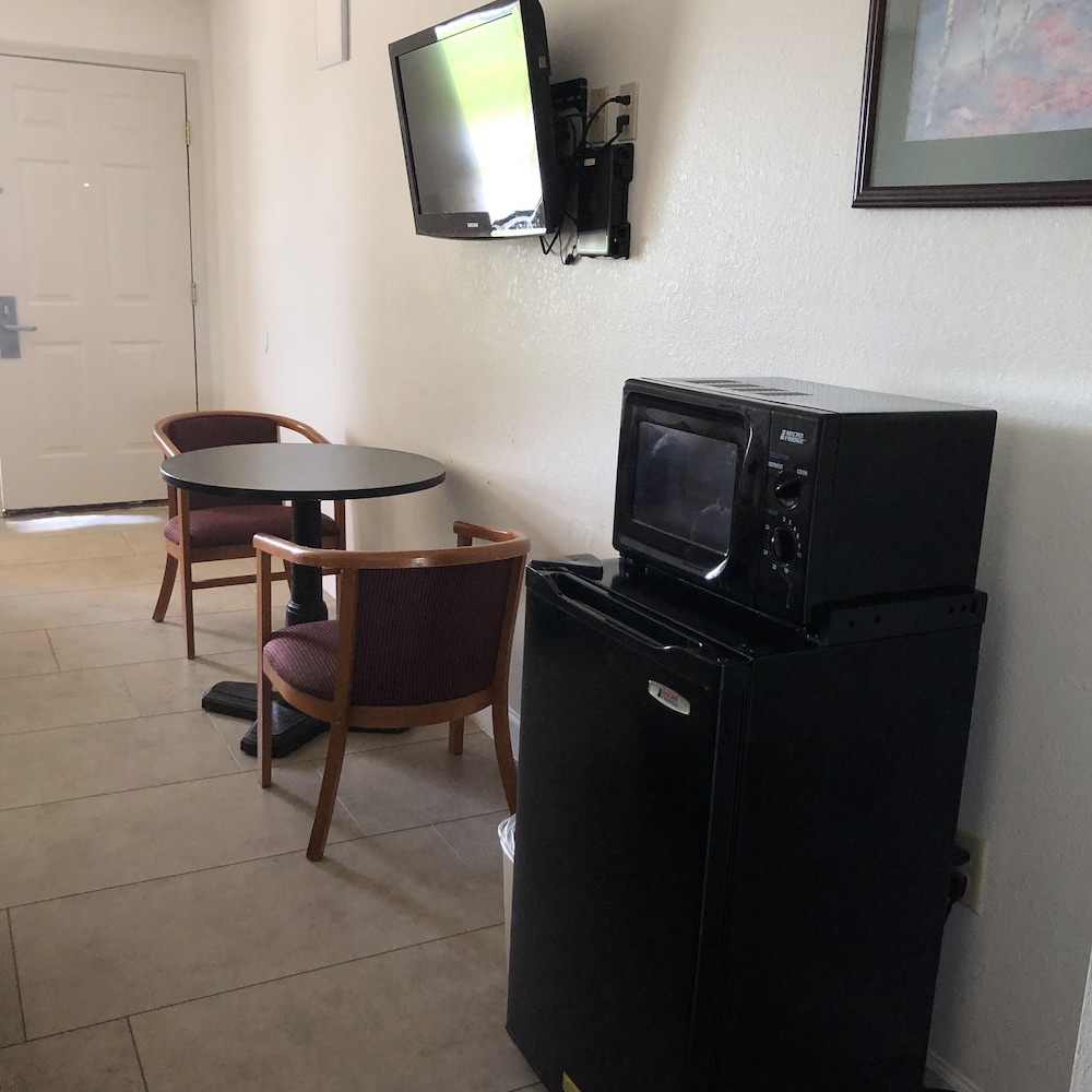 Clairmont Inn - photo 3
