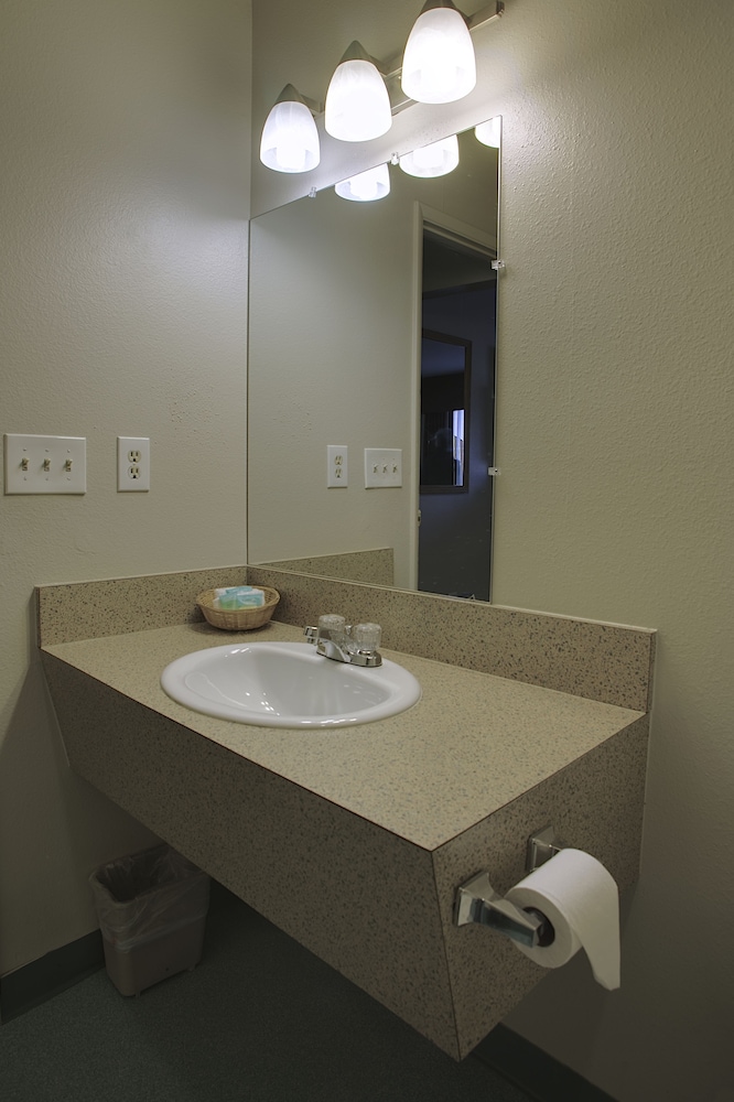 Aladdin Inn & Suites - photo 9