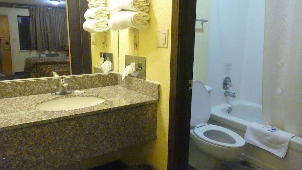 Allstate Inn Seymour - photo 9