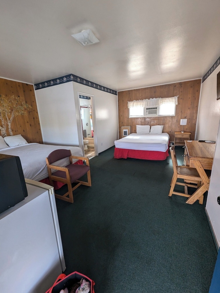 Silver Spur Motel - photo 7