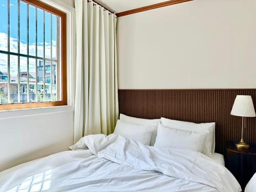 New 3min to Hapjeong St Airport bus stop 8min to Hongdae & Mangwon Market Han River Park 2BR 3QB full of sunshine Hotel bedding City Nature in Seoul, South Korea