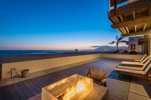 Luxury Modern Designer Beach House on Sand w Pool — 4-Star Luxury Hotel in Ventura, United States