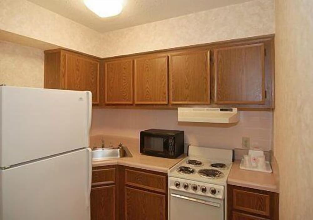 Studios & Suites 4 Less Chesapeake - photo 12