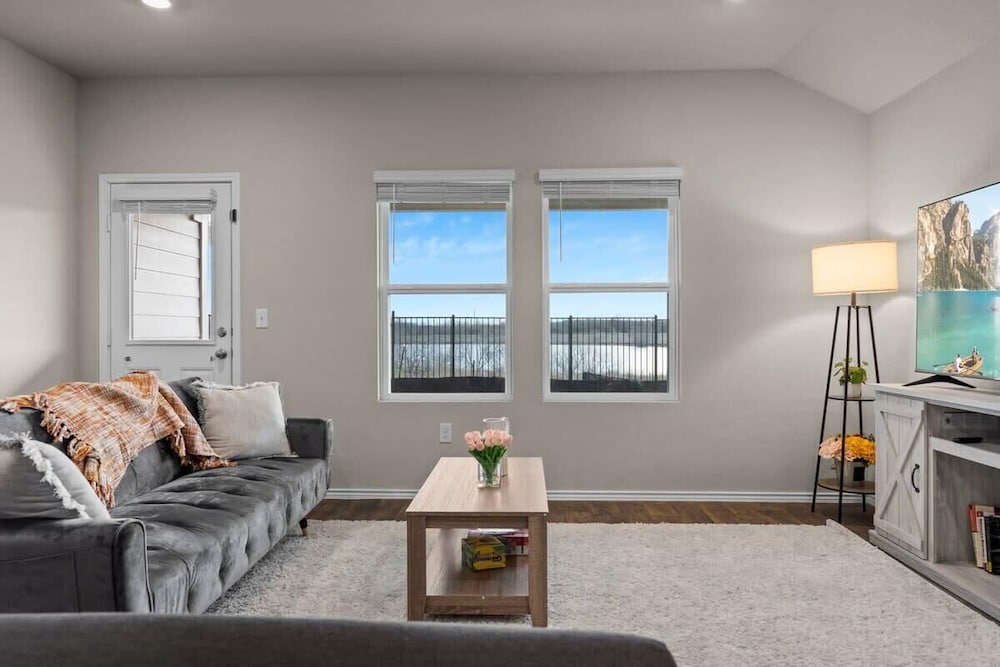 @ Marbella Lane Amazing 4BR Lakeview Home in Austin, United States