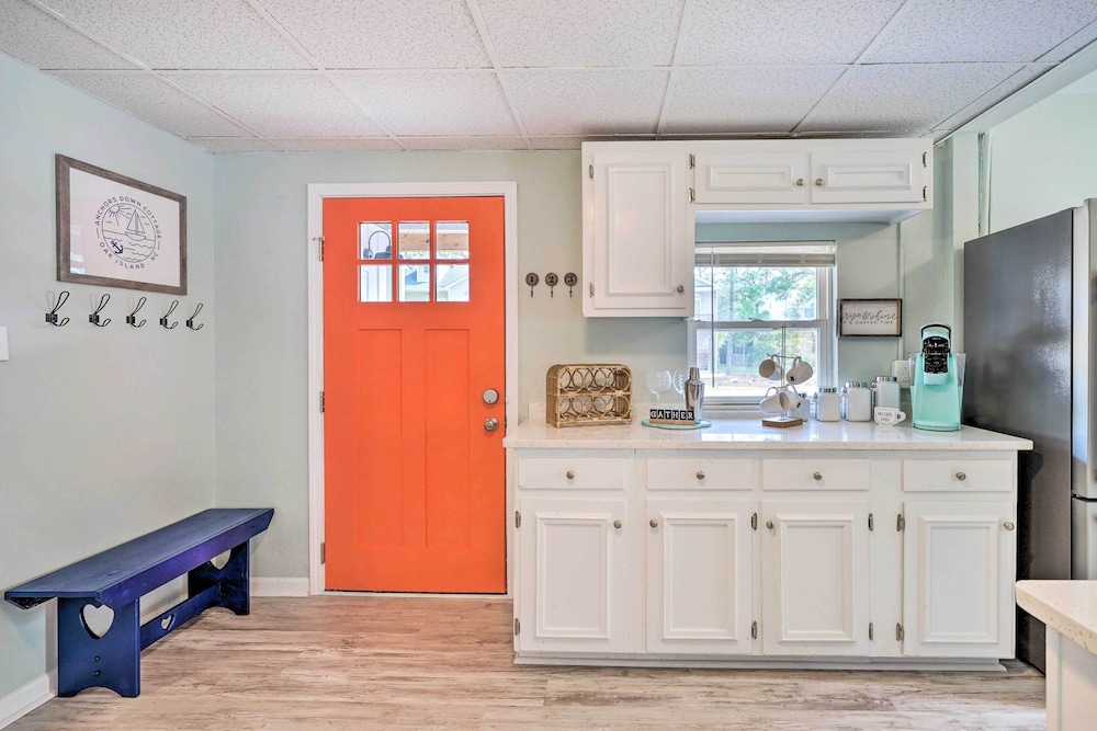 Picturesque Duplex Unit half Mi to the Beach — Oak Island — photo 3