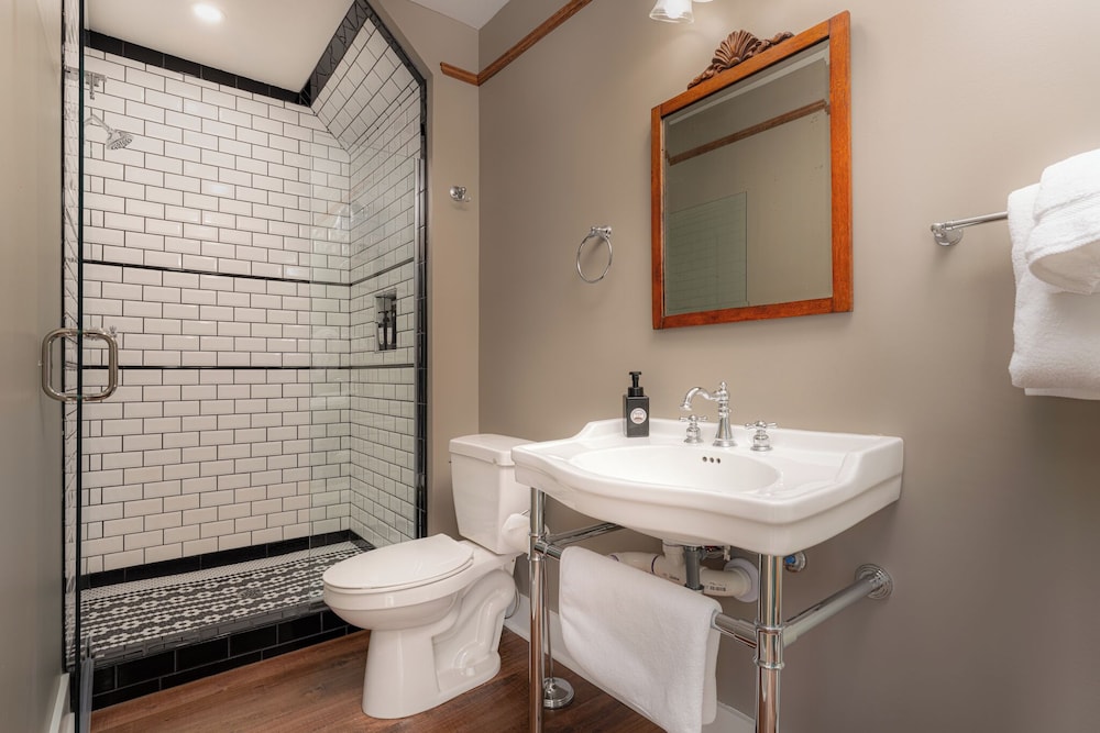 The NuWray Hotel & Carriage House - photo 58