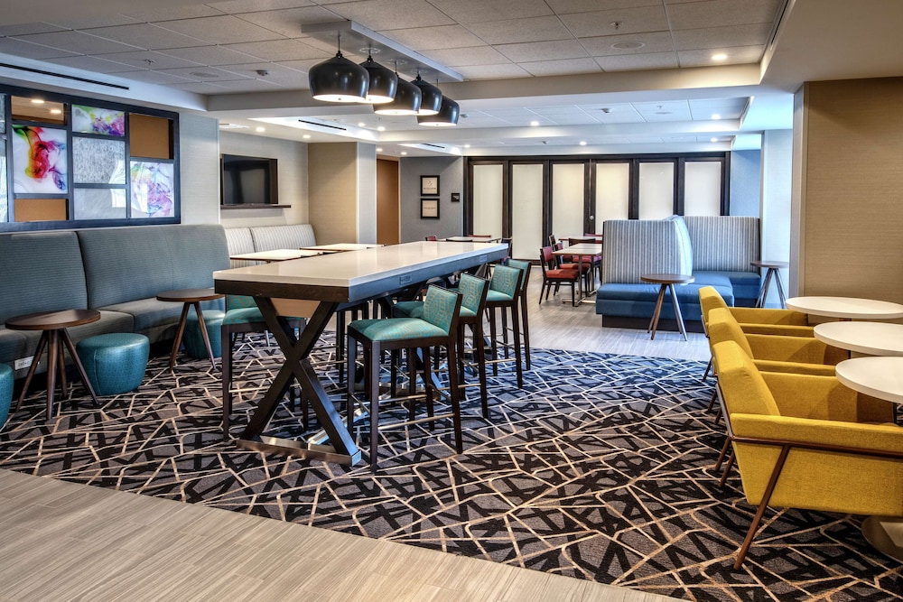 Hampton Inn Fresno Airport - photo 4