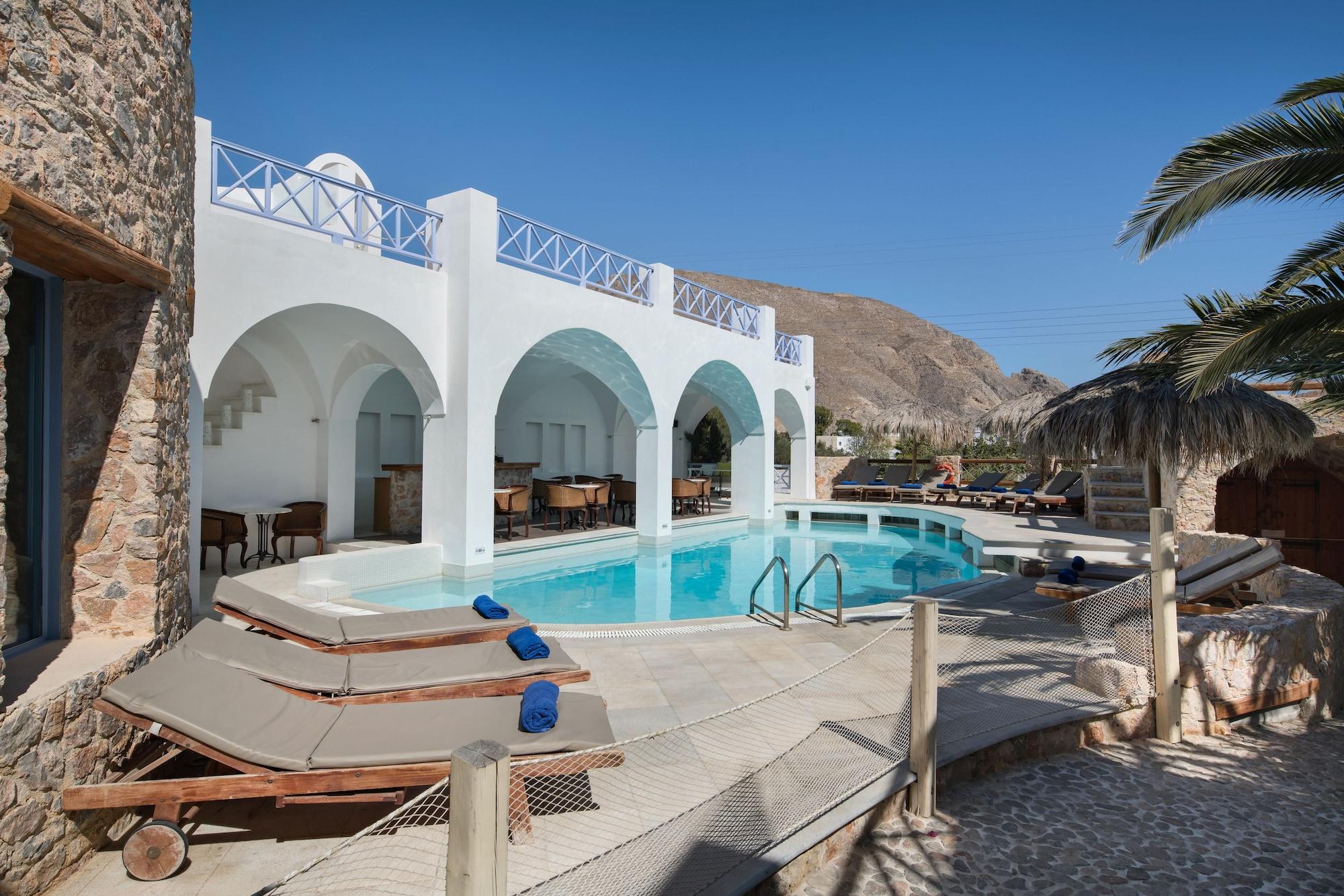 Meltemi Suites - carbon neutral hotel in Fira