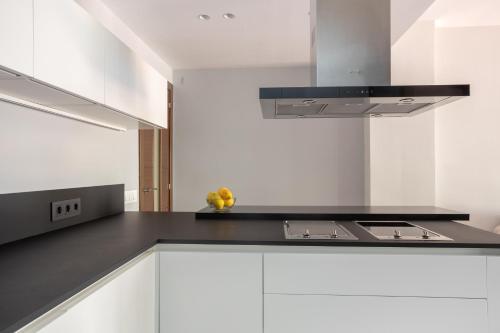 Sunny Beachside Haven 2 Bd In The Marina District — 4-Star Luxury Hotel in Barcelona, Spain