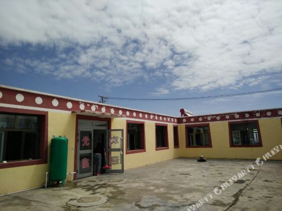 Shunlaile Holiday Hotel in Gonghe, People's Republic of China