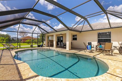 Villa Blanca Private family friendly home w electric heated pool & bikes SWFL Rentals — 4-Star Luxury Hotel in Cape Coral, United States