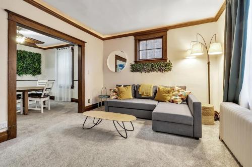 Close to the Falls Hot Tub Easy Checkout Parking in Niagara Falls, United States