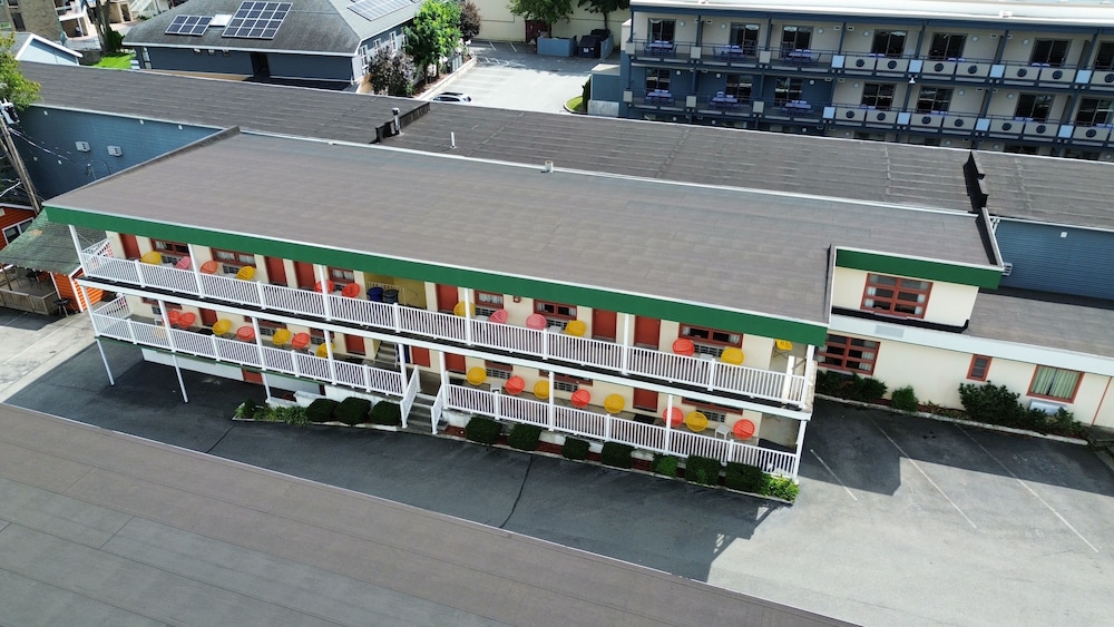 O'Sullivan's On The Lake Motel - photo 41