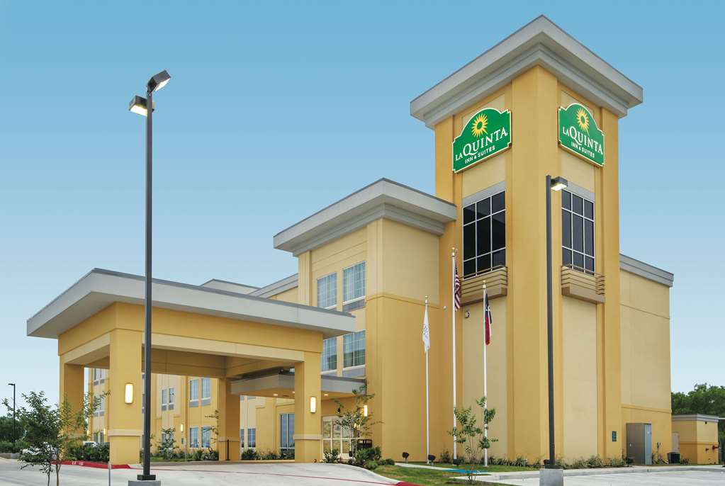 La Quinta Inn & Suites by Wyndham Karnes City Kenedy - featured photo