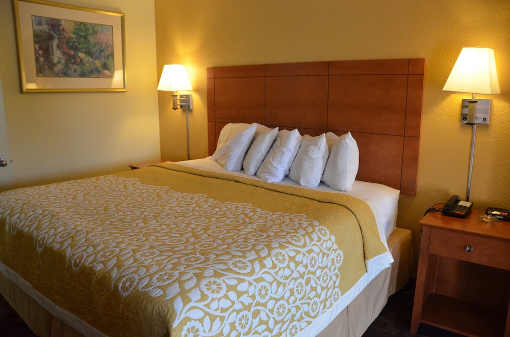 Days Inn by Wyndham Nashville Airport - photo 10