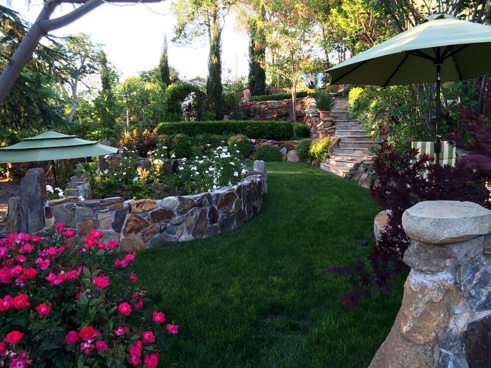 Barretta Gardens Inn - photo 44