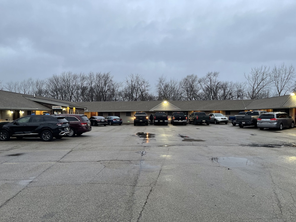 Economy Inn And Suites Ashtabula - photo 44
