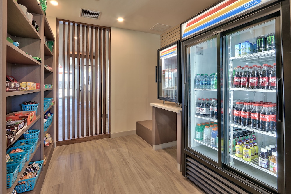 Holiday Inn Express & Suites Roswell by IHG - photo 25