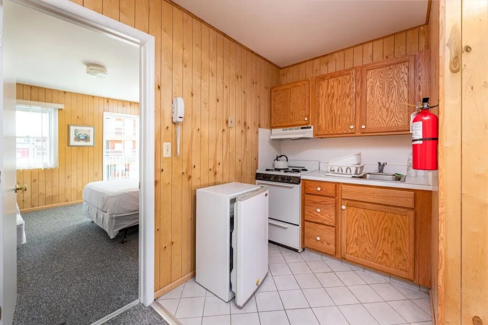 Boardwalk Sand & Surf Inn Oceanfront - photo 6