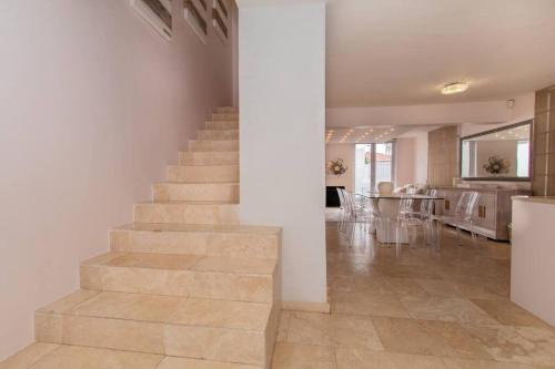 Spectacular Avenues Fresnaye