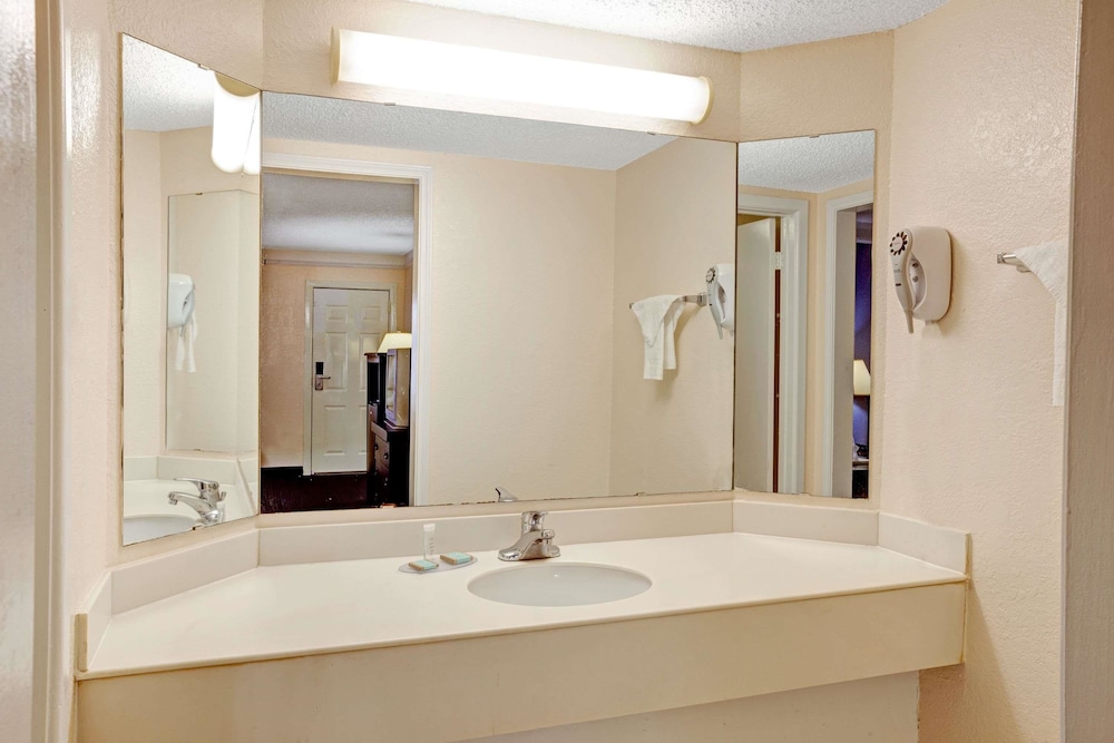 Travelodge by Wyndham North Richland Hills Dallas Ft Worth - photo 14