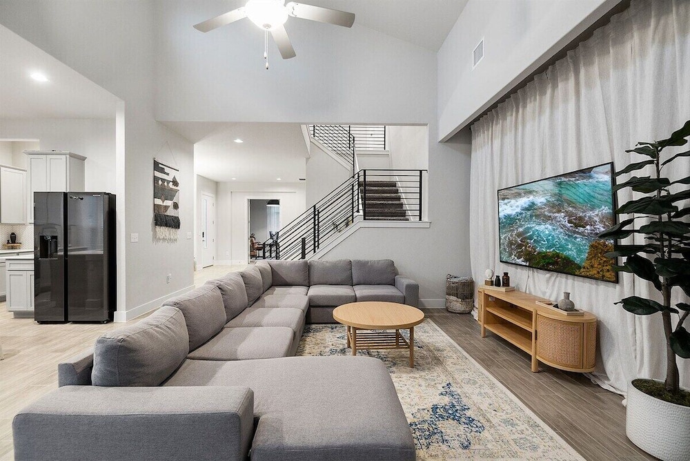 Luxe Modern 4B House with Office 20 min to DT — 4-Star Luxury Hotel in Manor, United States