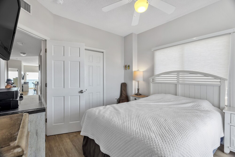Stunning Oceanfront Condo with Resort Amenities condo - photo 7
