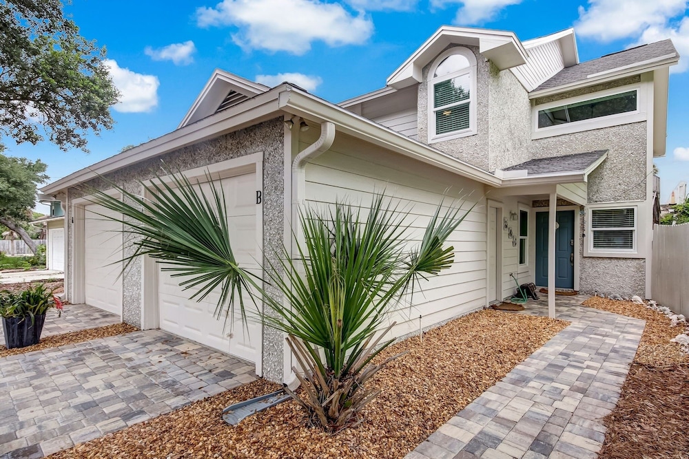2646b 1st Ave 3 Bedroom Townhouse by RedAwning in Fernandina Beach, United States