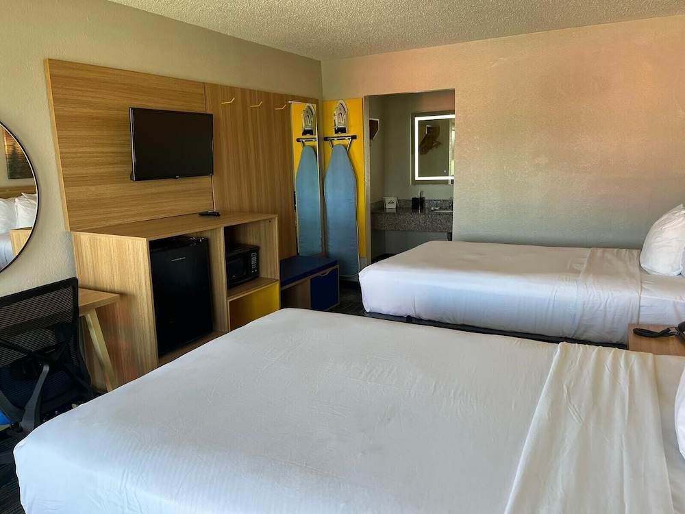 Days Inn & Suites by Wyndham Mobile - photo 16