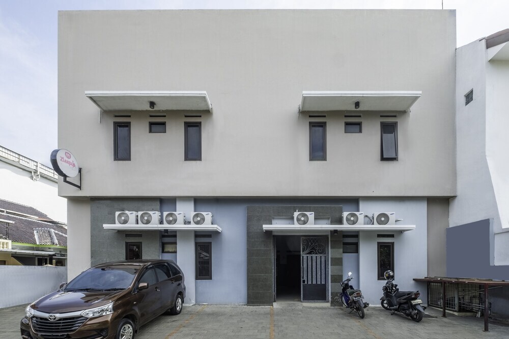 OYO 2260 Zleepy Sasana Budaya in Cirebon, Indonesia