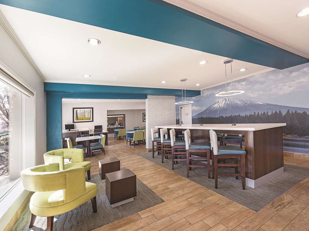 La Quinta Inn & Suites by Wyndham Central Point Medford - photo 10