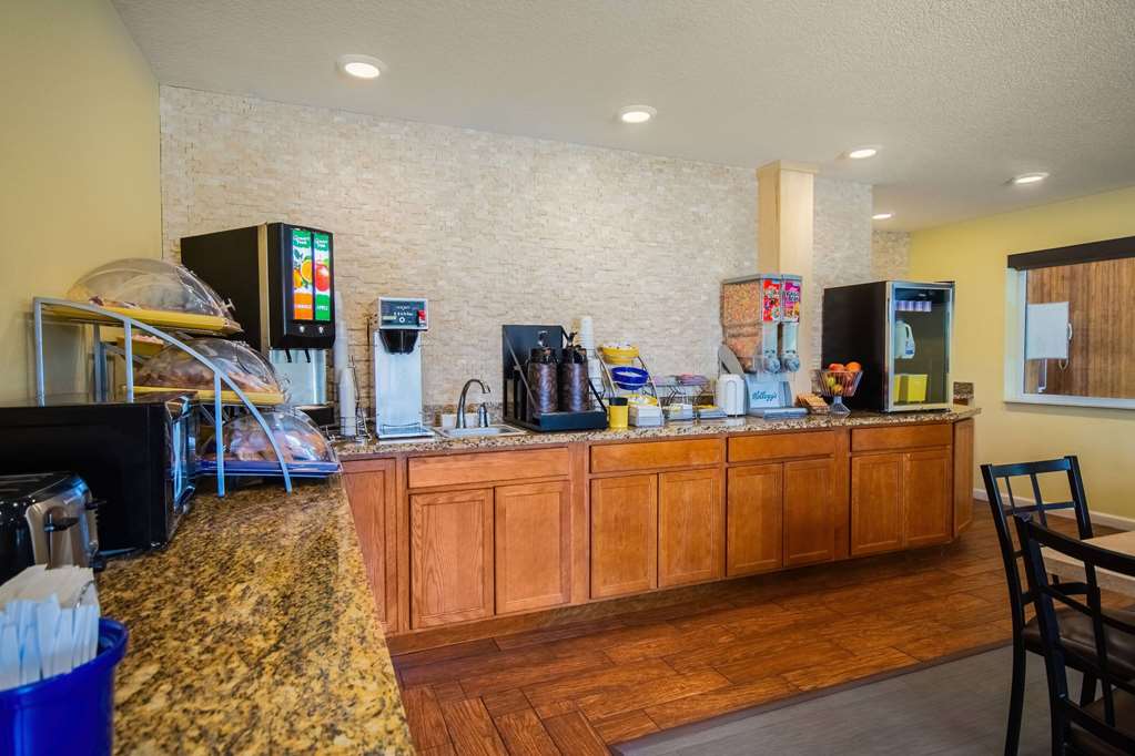 Days Inn by Wyndham Evansdale Waterloo - photo 3