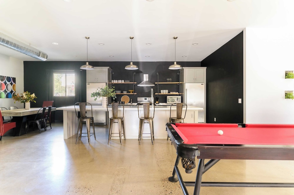 Luna Industrial Artist's Loft in Old Town w Billiards — hotel in Scottsdale