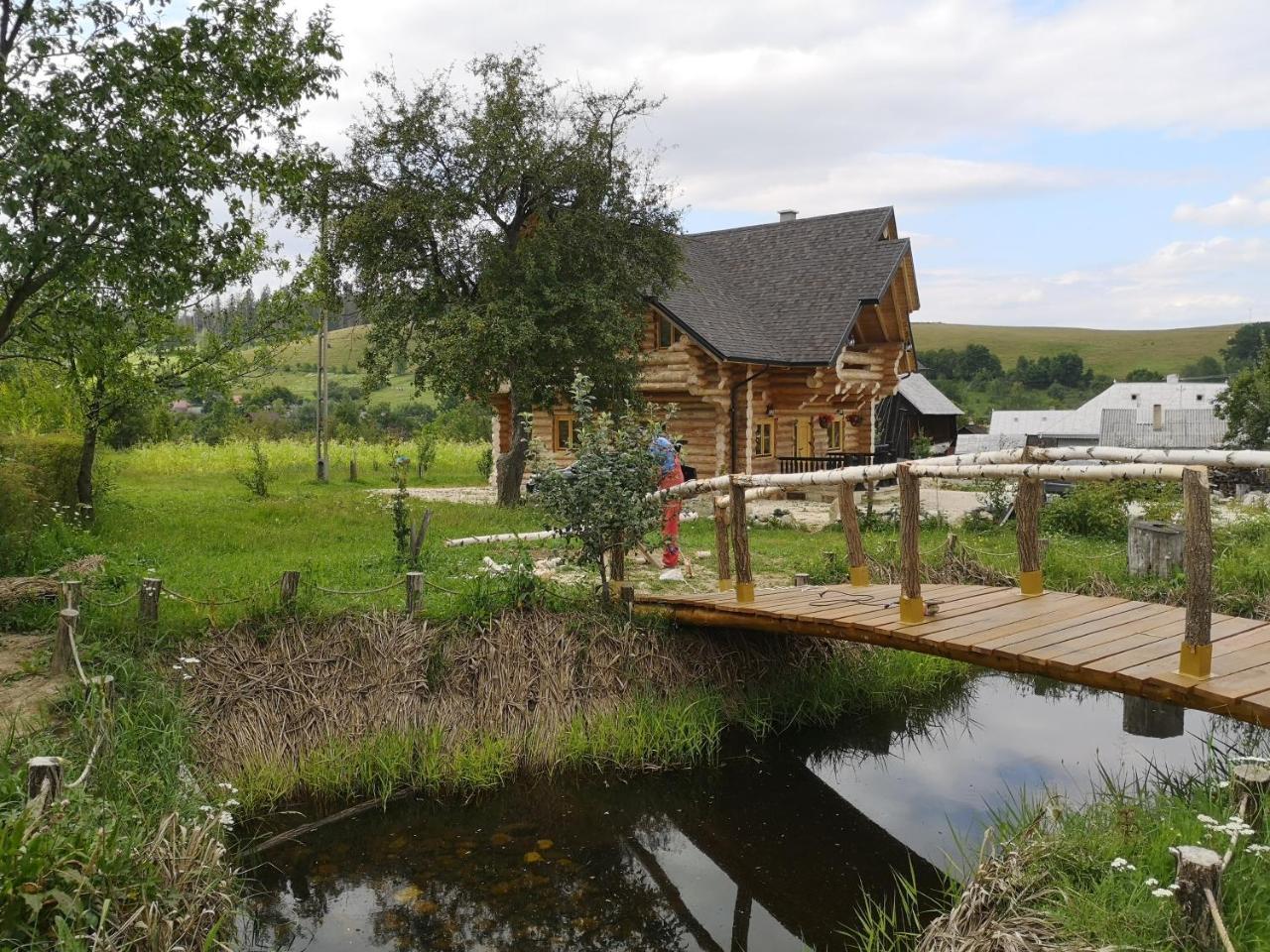 Cabana lemn rotund cu ciubar de închiriat Bucovina Chalet — 4-Star Luxury Hotel in Valea Moldovei, Romania