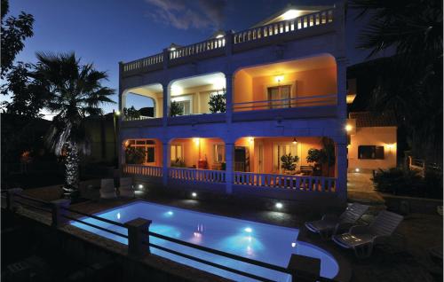 Holiday Home Vlaska Iii — 4-Star Luxury Hotel in Kastel Stari, Croatia