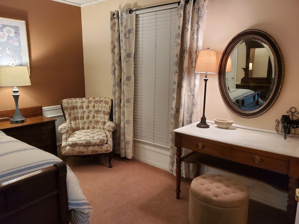 Butterfield Inn Main Street Cottages - photo 11