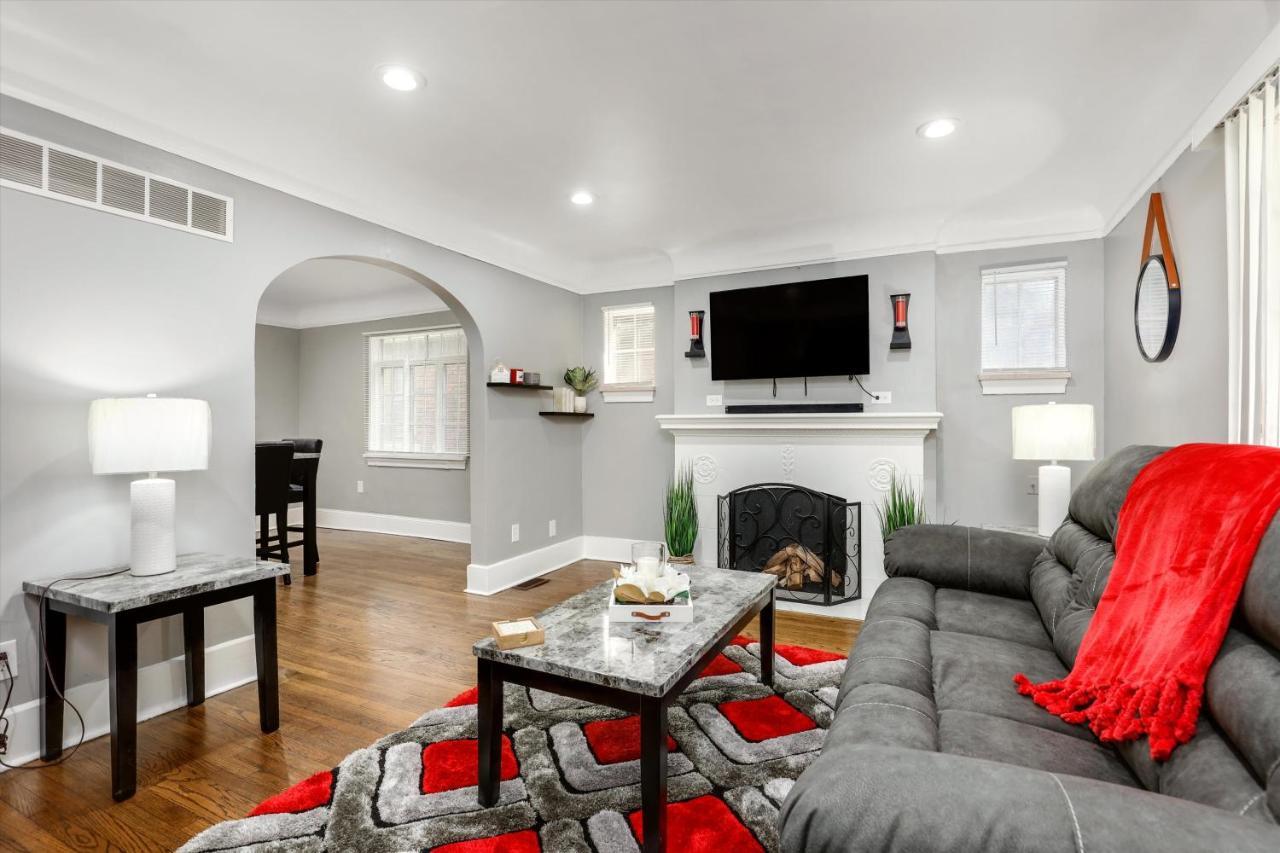 Comfy Modern and Cozy Queen Beds Free Parking in Detroit, United States