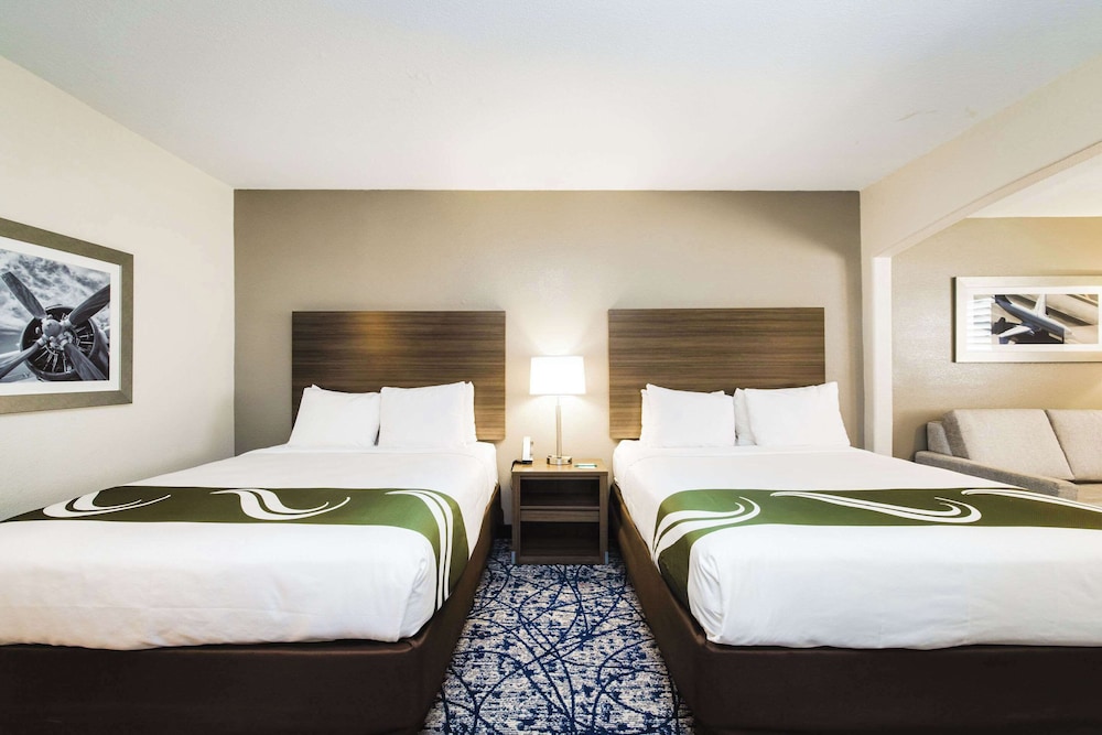 Quality Suites Houston Hobby Airport - photo 8