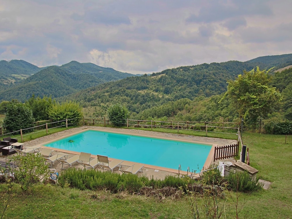 Spacious Farmhouse in Apecchio With Pool — 4-Star Luxury Hotel in Apecchio, Italy