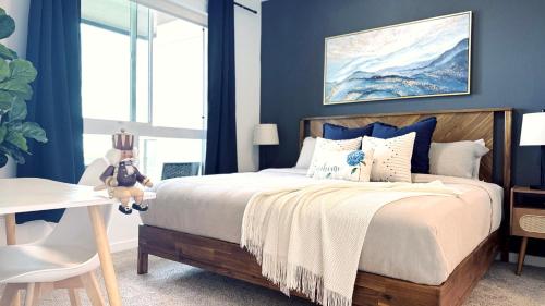 Hollywood Modern One Bedroom Walk to Walk of Fame Free Parking Pool & Gym — 4-Star Luxury Hotel in Los Angeles, United States