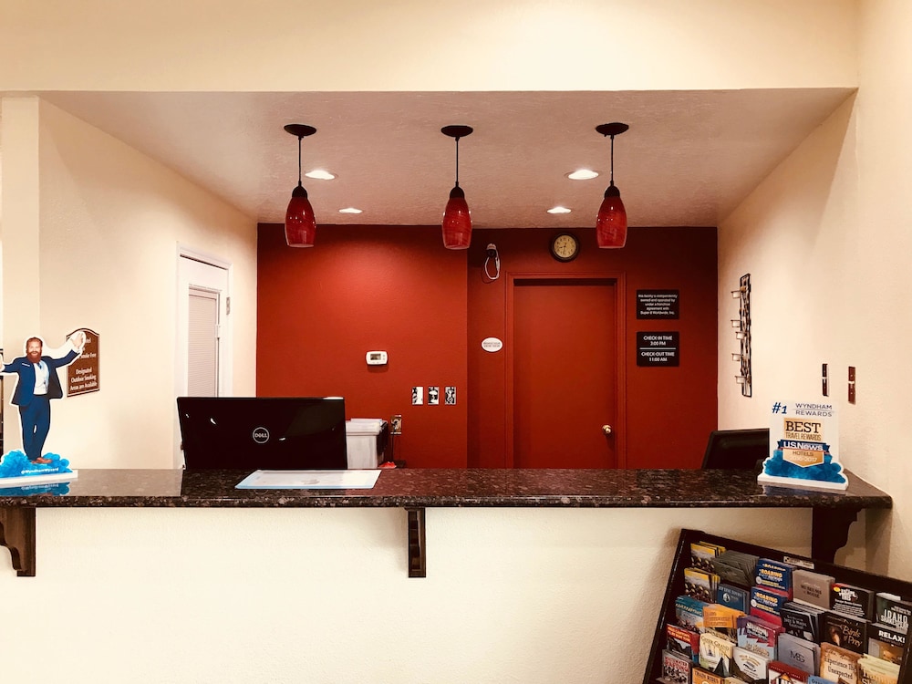 Super 8 by Wyndham Ontario - photo 3