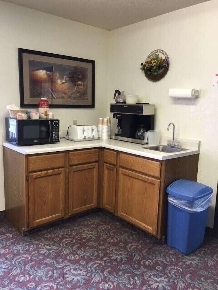 Clarion Hometown Inn - photo 18