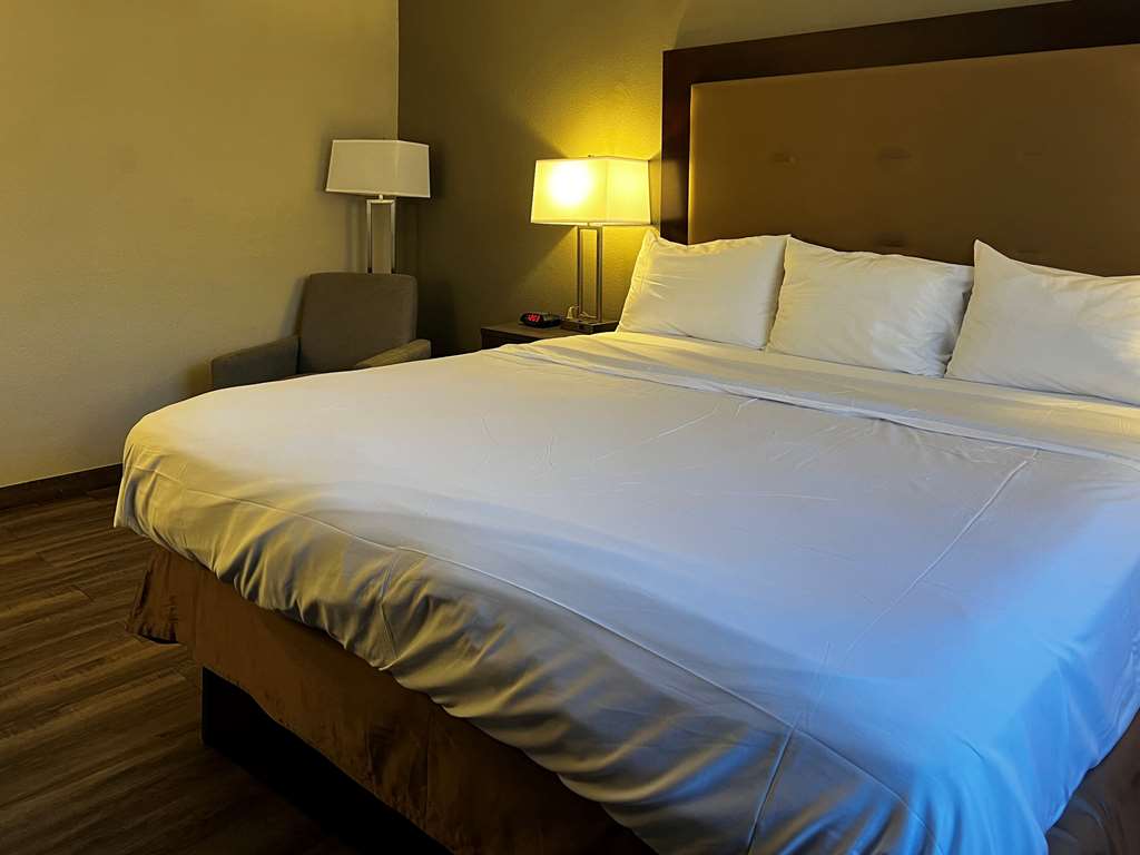 Econo Lodge - photo 11